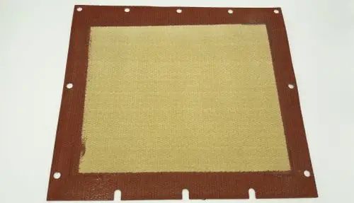 Isolationsdeckel mit braunem Rand und mittlerem beige Bereich, ausgestattet mit mehreren Befestigungslöchern, von der Marke Remeha.
